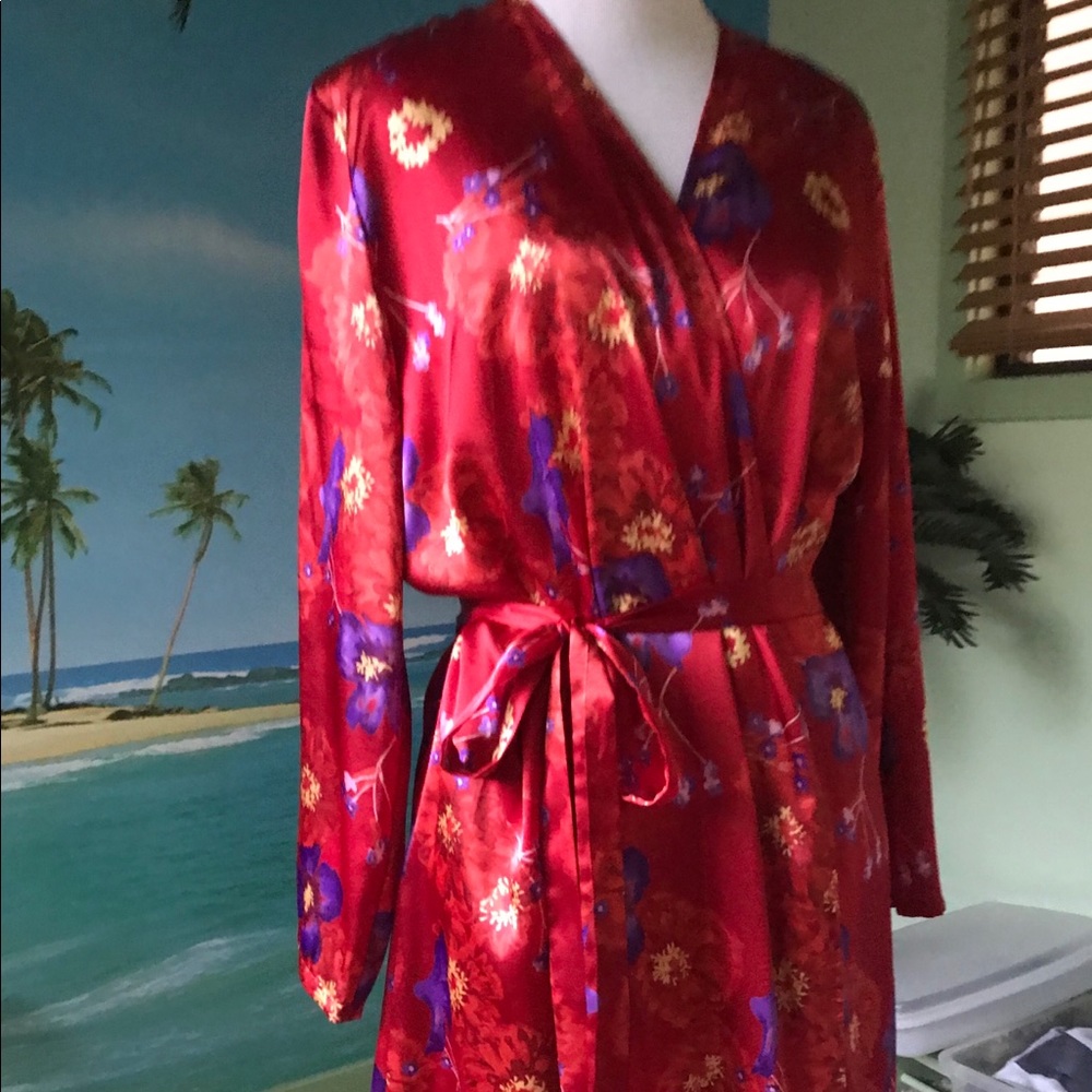 Red satin Robe - Picture 3 of 5